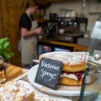 Delicious freshly-made cake in England | Matt Sharman