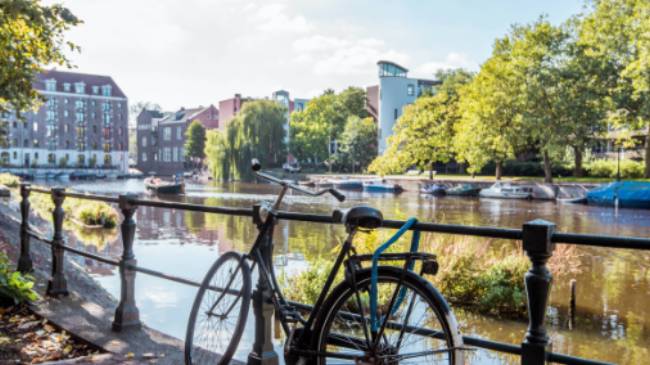 Park your bike alongside a Dutch canal in Amsterdam | Koen Smilde