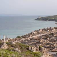 Hikers in the ancient city of Tharros | Simone Antonazzo